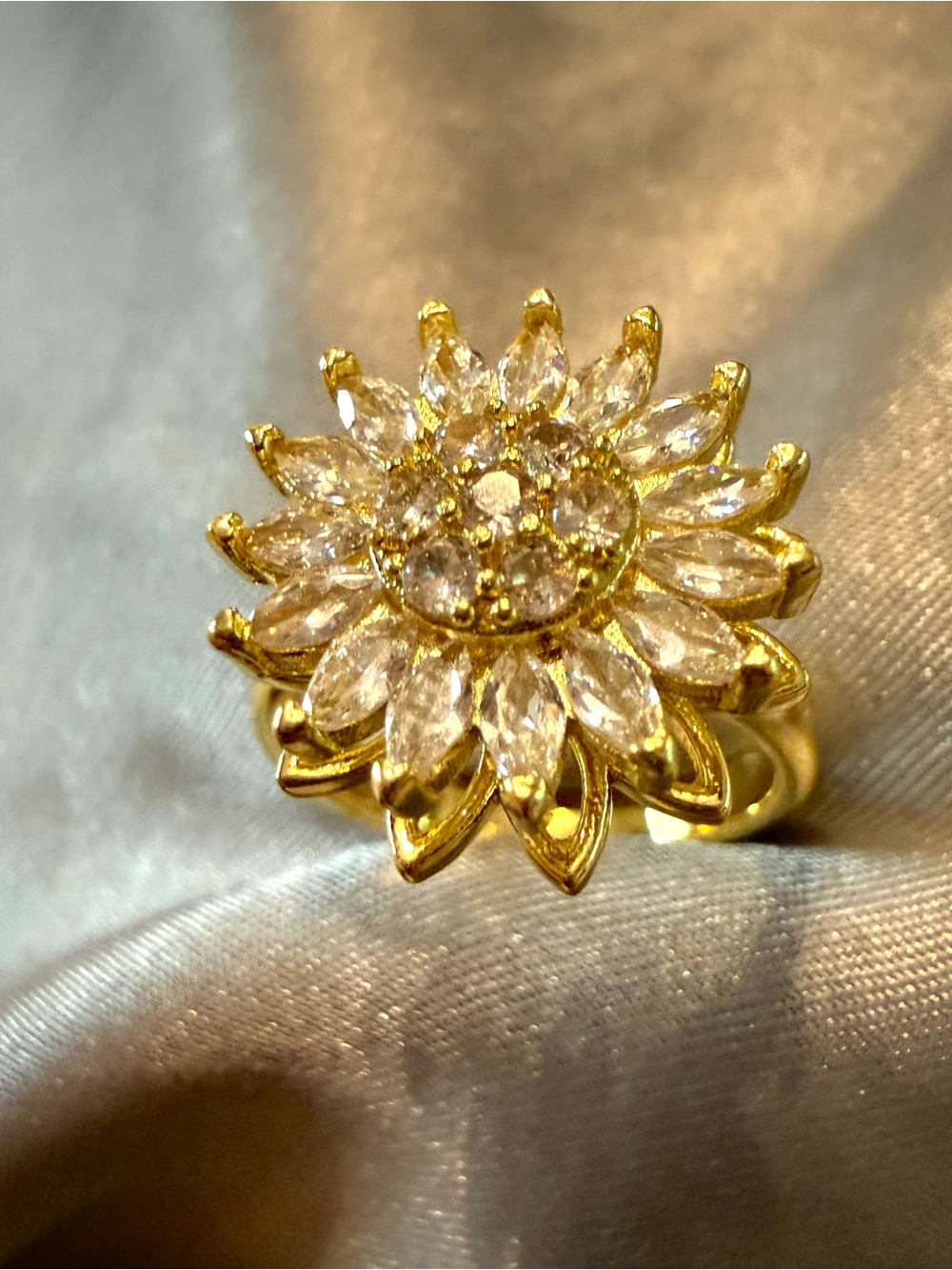 Gold and Clear Crystal Flower Spinning Statement Ring - Women Jewelry Size 6 - Picture 6 of 6